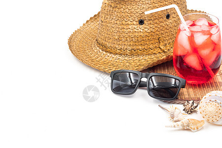 帽子戴墨镜 红色鸡尾酒和白色背景的贝壳 暑假概念 免费文本空间图片
