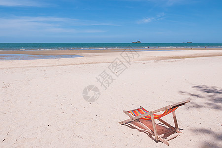 沙滩上的红帆布椅子 床 户外的 海洋 天堂 夏天图片