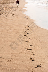 一个人在海滩上行走的脚印图片