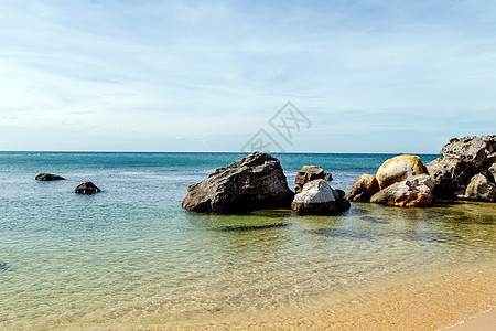 具有岩石海滩的海洋海岸图片