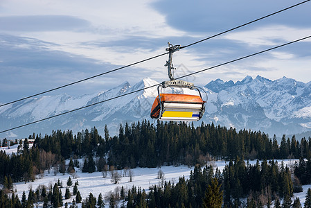 塔特拉山现代滑雪椅电梯图片