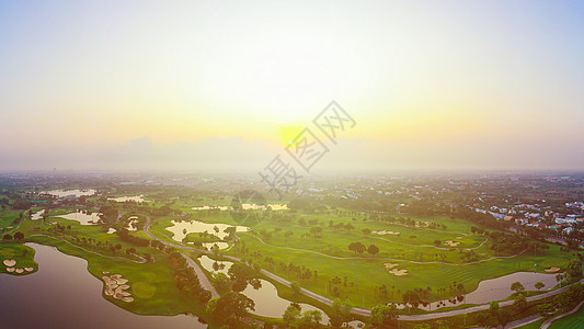 空中观视高尔夫球场景观 清晨日出景 游戏 旗帜图片