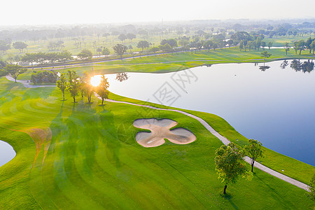 空中观视高尔夫球场景观 清晨日出景 爬坡道 晴天图片