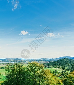 欧洲阿尔卑斯山的美丽自然 春季高山 湖泊和村庄的景观 旅游和目的地 假期图片