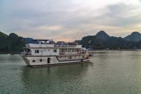 越南河隆湾的旅游狂潮图片
