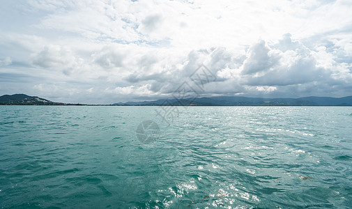 晴朗的蓝色海水 有岛屿 天空和云层在地平线上 热带国家夏季的假期背景 旅游 美丽的图片