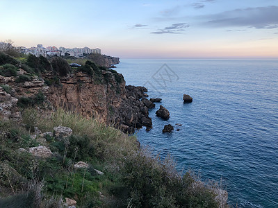 地中海蓝海岩日落和云天空的风景 春天 支撑 火鸡图片