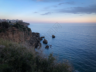 地中海蓝海岩日落和云天空的风景 衬套 海岸线图片