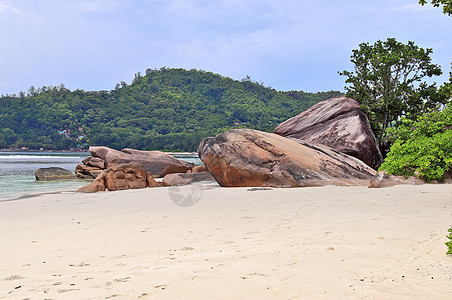 水溪热带天堂岛S海滩上美丽的岩石 在热带天堂岛S 塞舌尔 自然背景