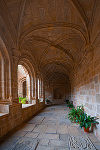 西班牙埃斯特雷马杜拉中世纪克洛斯特的广观 柱子 阿尔坎塔拉图片