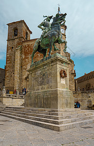 西班牙埃斯特雷马杜拉卡塞雷斯Trujillo主广场的雕像图片