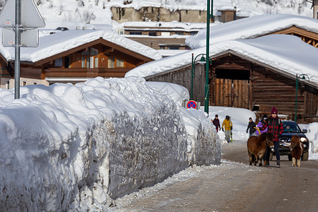 奥地利 冬季从大雪中清理道路图片