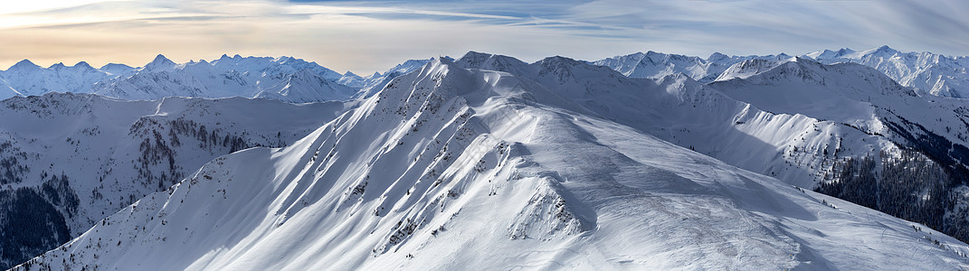 美丽的冬季奇幻山景色的全景一览i 滑雪道 法国图片