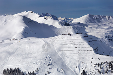 阿尔卑斯山的一个滑雪度假胜地的冬季风雪景观图片