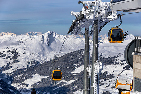 Gondola电梯 凌晨在滑雪度假胜地搭起滑雪车 全景 高山图片