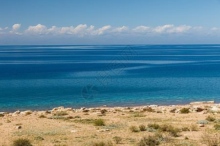 吉尔吉斯斯坦Issyk-kul湖 晴天 地平线图片