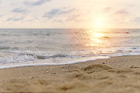 关闭海沙和日落天空的沙子 有 t 的复制空间 海岸线 晴天图片