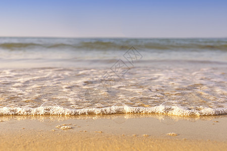 海中柔软的海浪来到湿沙滩 天空模糊 旅行 卡塔海滩图片
