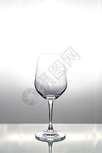 玻璃桌上有复制文本或脱水空间的内装葡萄酒杯图片
