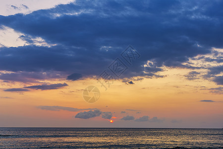 海洋上的热带日落 复制文本或设计空间 蓝色的图片