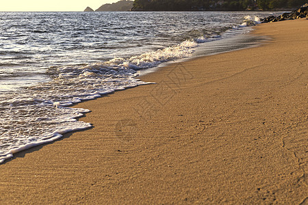 海中软软的海浪 形成湿沙滩背景 美丽的 海岸 海滩图片