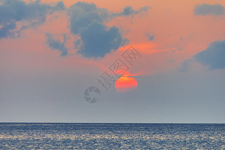 海上的红色日落和红天空 与空间Fo复制图片