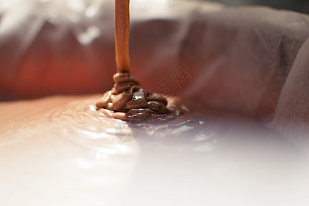 巧克力牛奶液体的特写镜头被倒入模具或模具中的糖果注射器中 巧克力糖果 饼干 烹饪过程的制备 可口 食物图片