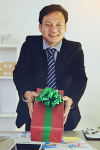 行政首长给工作人员箱子 并愉快地微笑图片