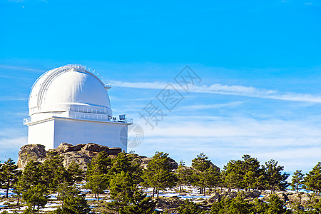 2019 年 西班牙安达卢西亚阿尔梅里亚雪山顶的卡拉阿尔托天文台景观 天空穿过穹顶图片