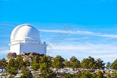 2019 年 西班牙安达卢西亚阿尔梅里亚雪山顶的卡拉阿尔托天文台景观 天空穿过穹顶图片