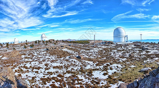 2019 年 西班牙安达卢西亚阿尔梅里亚雪山顶的卡拉阿尔托天文台全景 天空穿过穹顶图片