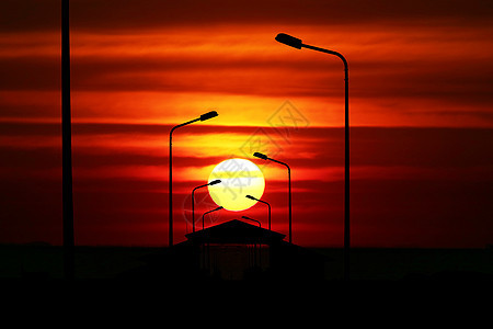 日落的色彩多彩的天空红云 在码头和轮光灯台上的阳台 日出 阳光图片