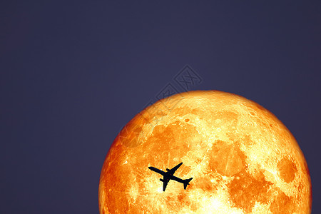 夜空中全乌鸦血月月和轮光飞机飞行 旅行 雪图片