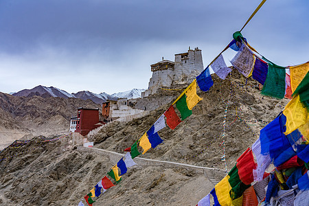 在 Namgyal 山和喜马拉雅山的悬崖上挂着祈祷旗 列城 拉达克 查谟和克什米尔 图片