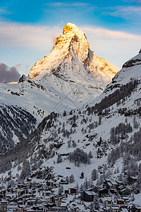 在瑞士采尔马特村 太阳在日出前照耀在瑞士阿尔卑斯山的马特洪峰的顶端 马特洪峰的景观图像图片