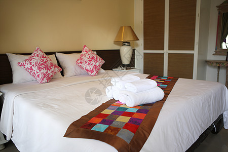 卧室 浪漫的 旅行 早餐 美丽的 家具 床单 装饰风格 花 商业图片