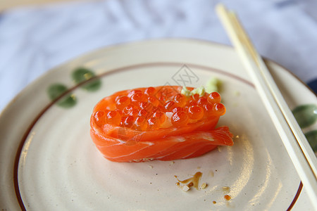 鲑鱼寿司卷和鱼子酱日本食 海鲜 新鲜的 小吃 食物图片