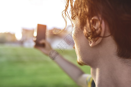 近身男拍自然图片 对智能手机的漂亮景色 免费复制空间 游客 电话图片