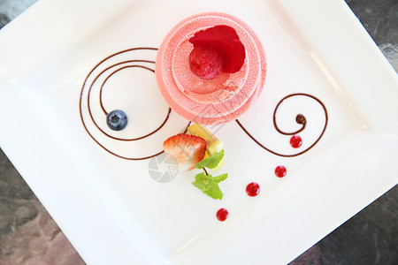 带玫瑰的草莓蛋糕 盘子 甜的 卡片 甜点 美丽的图片