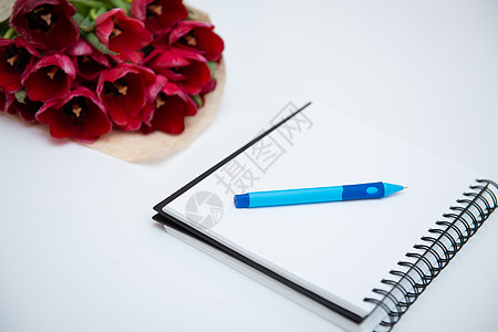 平整的红色花束郁金香 用笔记本和笔将白色与白隔绝 为文字提供空位 叶子 盛开图片
