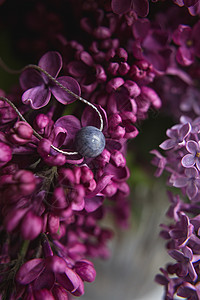 由天然石制成的领带 银装饰品 紫紫紫色花朵 在白食性羽毛上 首饰 花束图片