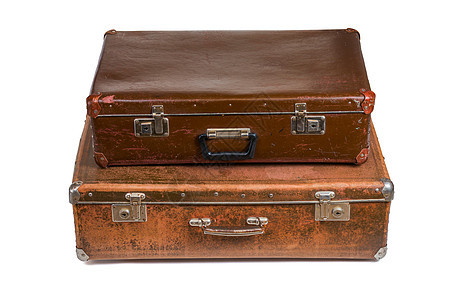 在白色背景上被隔离的其他行李箱之上的 旧棕色苏维埃纤维手提箱图片