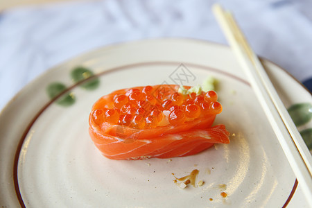 鲑鱼寿司卷和鱼子酱日本食 叶子 奶酪 红色的 开胃菜图片