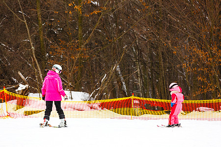 滑雪课 小女孩和教练一起滑雪图片