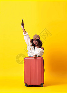 身着暑期服装 带着护照 手提箱和黄色背景的非洲年轻女子 笑声 图片
