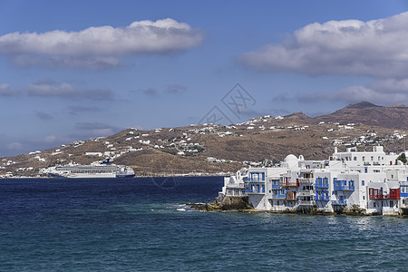 米科诺斯 希腊挪威精神号游轮 船停靠在希腊岛地貌上图片