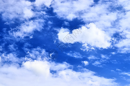 在深蓝色的夏日中 美丽的白云编织 天空 太阳图片