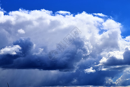 在深蓝色的夏日中 美丽的白云编织 云景 户外图片