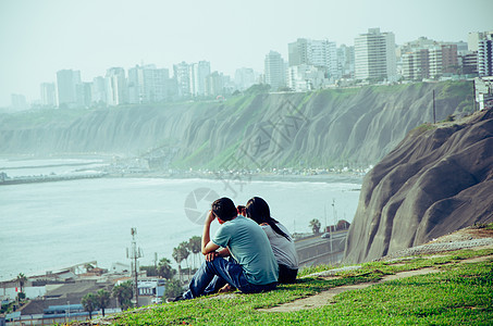 坐在海边的一对夫妇 日出 天空 坐着 海洋 假期图片