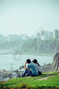 坐在海边的一对夫妇 天空 太阳 男性 爱 自然图片
